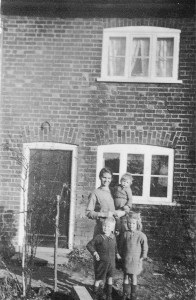 Annie Parrott and children 1930